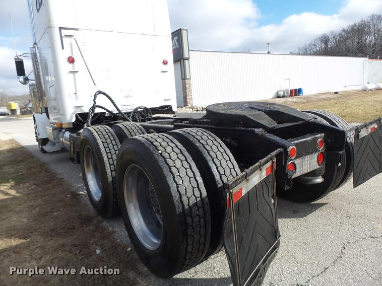 image for item DA3271 1998 Freightliner FLD semi truck