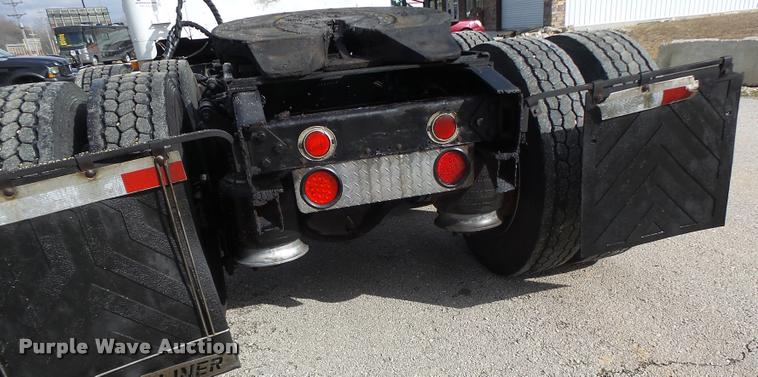 image for item DA3271 1998 Freightliner FLD semi truck