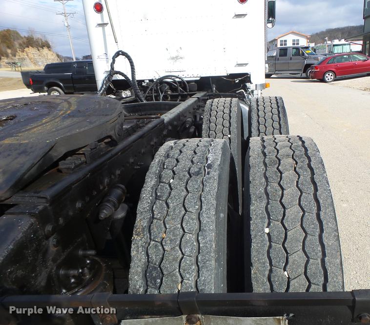 image for item DA3271 1998 Freightliner FLD semi truck