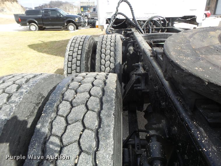 image for item DA3271 1998 Freightliner FLD semi truck