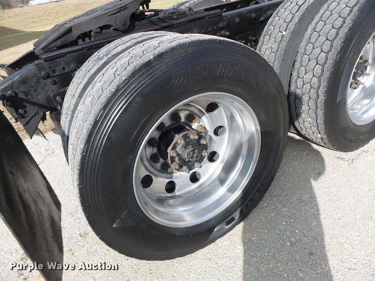 image for item DA3271 1998 Freightliner FLD semi truck