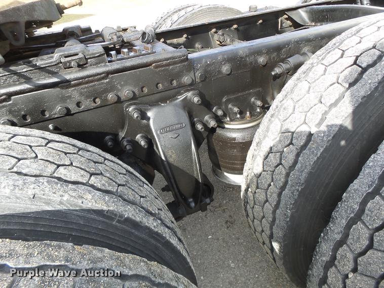 image for item DA3271 1998 Freightliner FLD semi truck