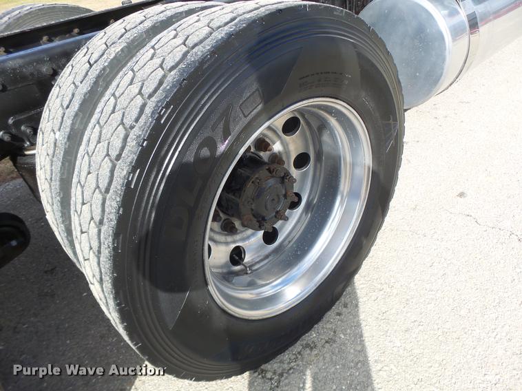 image for item DA3271 1998 Freightliner FLD semi truck