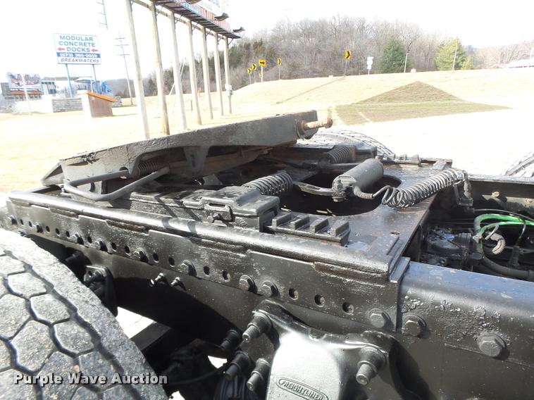 image for item DA3271 1998 Freightliner FLD semi truck