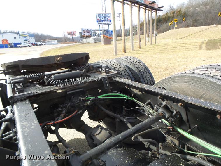 image for item DA3271 1998 Freightliner FLD semi truck