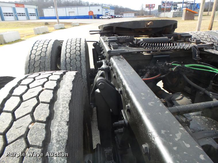 image for item DA3271 1998 Freightliner FLD semi truck