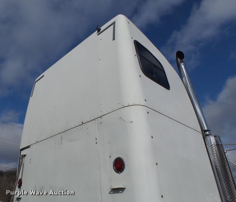 image for item DA3271 1998 Freightliner FLD semi truck
