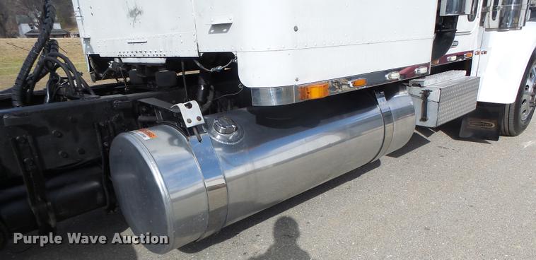 image for item DA3271 1998 Freightliner FLD semi truck