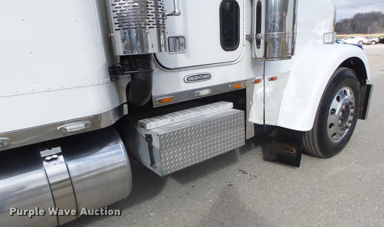 image for item DA3271 1998 Freightliner FLD semi truck