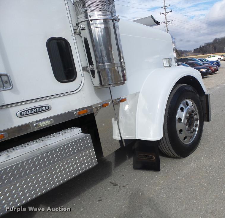 image for item DA3271 1998 Freightliner FLD semi truck