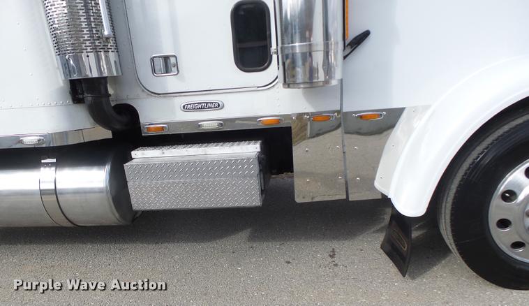 image for item DA3271 1998 Freightliner FLD semi truck