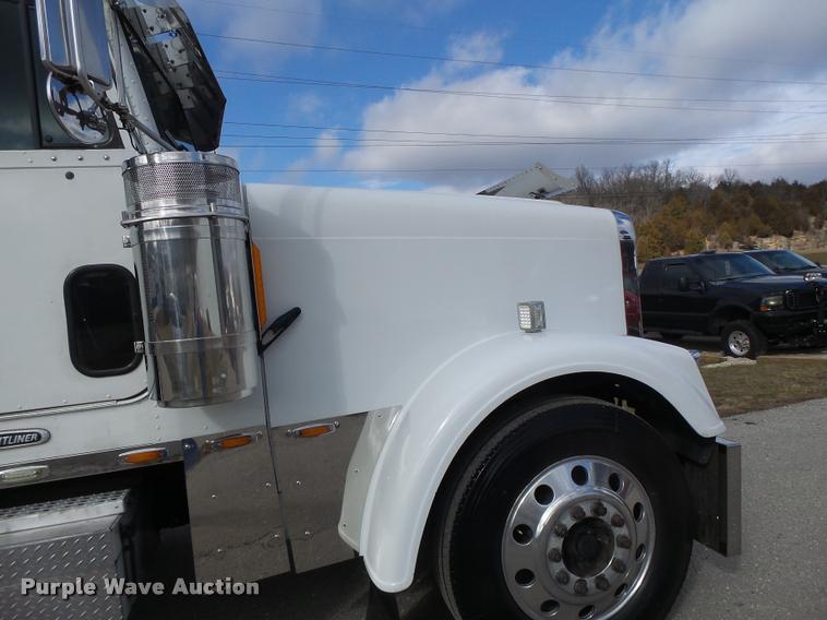 image for item DA3271 1998 Freightliner FLD semi truck