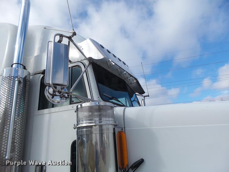 image for item DA3271 1998 Freightliner FLD semi truck