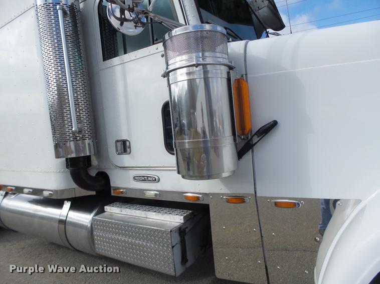 image for item DA3271 1998 Freightliner FLD semi truck