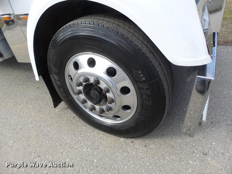 image for item DA3271 1998 Freightliner FLD semi truck