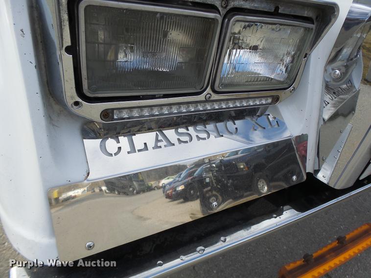 image for item DA3271 1998 Freightliner FLD semi truck