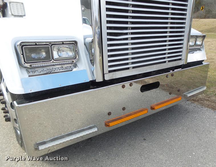 image for item DA3271 1998 Freightliner FLD semi truck