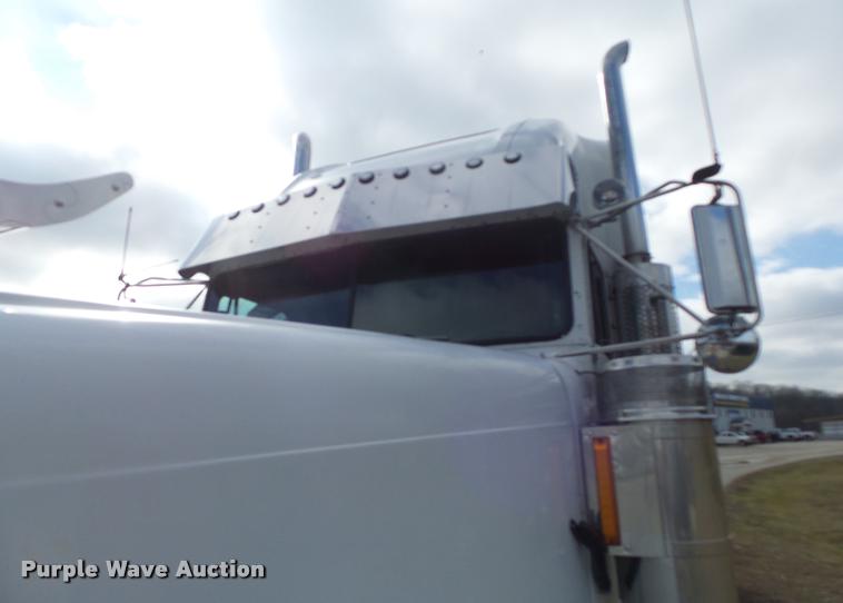 image for item DA3271 1998 Freightliner FLD semi truck