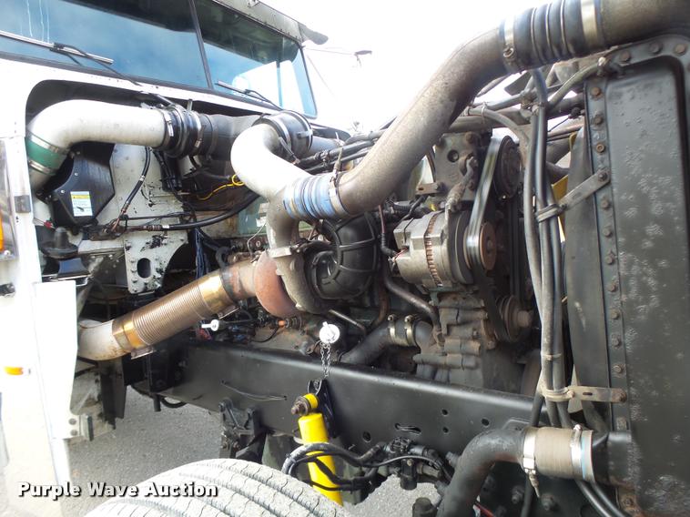 image for item DA3271 1998 Freightliner FLD semi truck