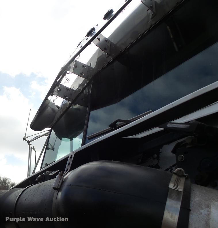 image for item DA3271 1998 Freightliner FLD semi truck