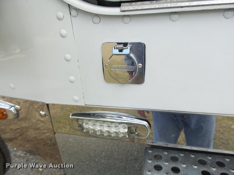 image for item DA3271 1998 Freightliner FLD semi truck