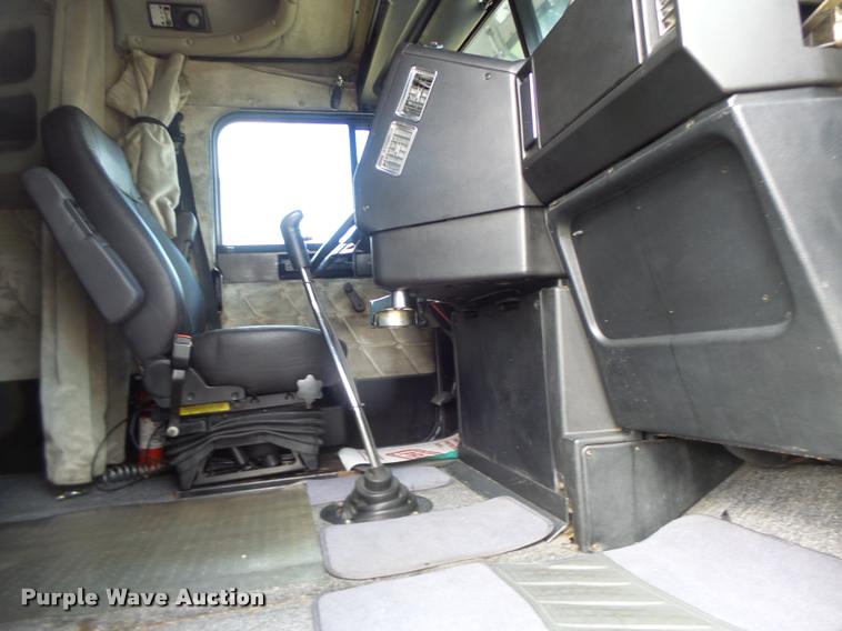 image for item DA3271 1998 Freightliner FLD semi truck