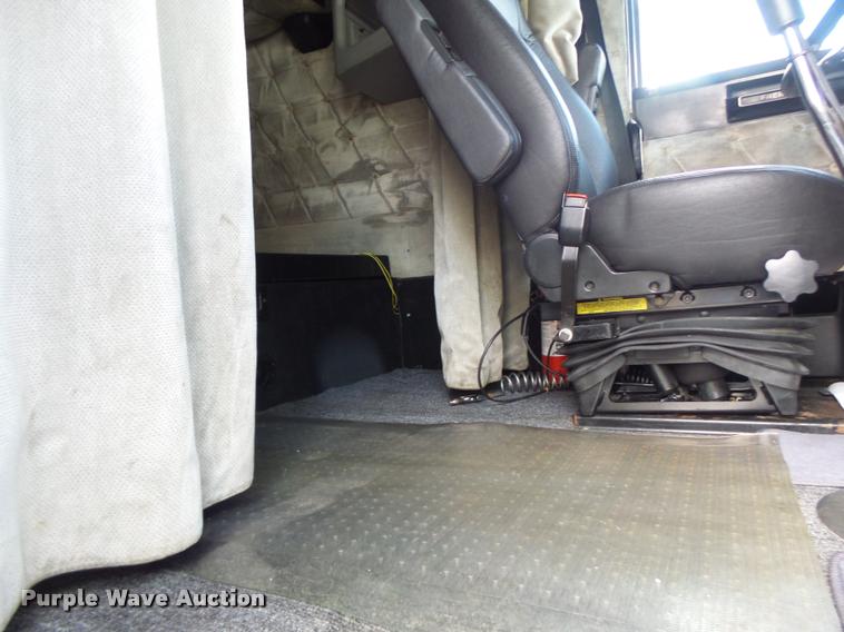 image for item DA3271 1998 Freightliner FLD semi truck