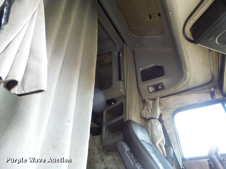 image for item DA3271 1998 Freightliner FLD semi truck