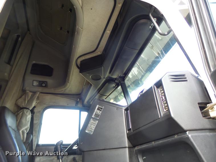 image for item DA3271 1998 Freightliner FLD semi truck