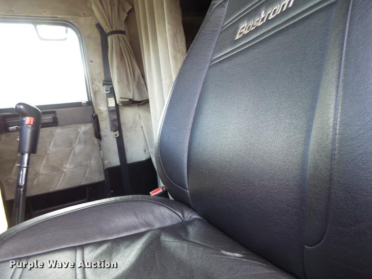 image for item DA3271 1998 Freightliner FLD semi truck