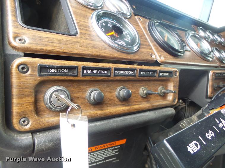 image for item DA3271 1998 Freightliner FLD semi truck