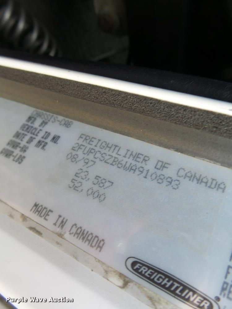 image for item DA3271 1998 Freightliner FLD semi truck
