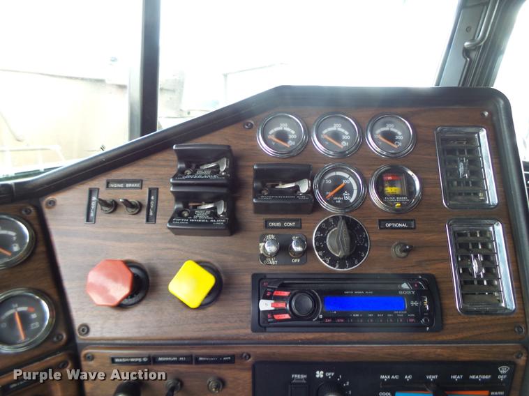 image for item DA3271 1998 Freightliner FLD semi truck