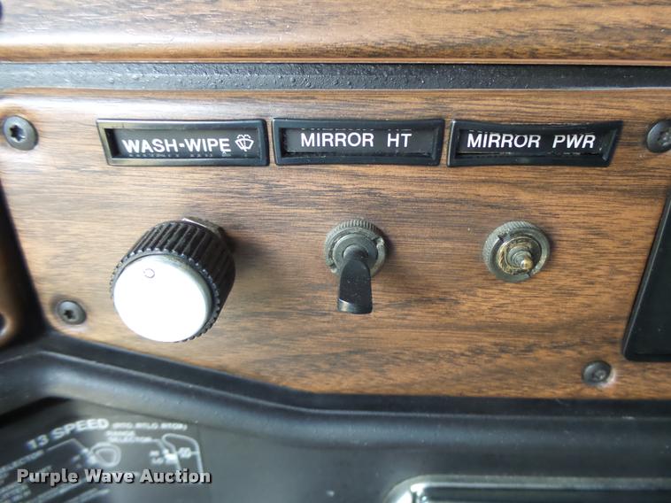 image for item DA3271 1998 Freightliner FLD semi truck