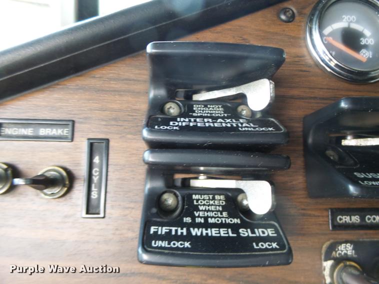 image for item DA3271 1998 Freightliner FLD semi truck