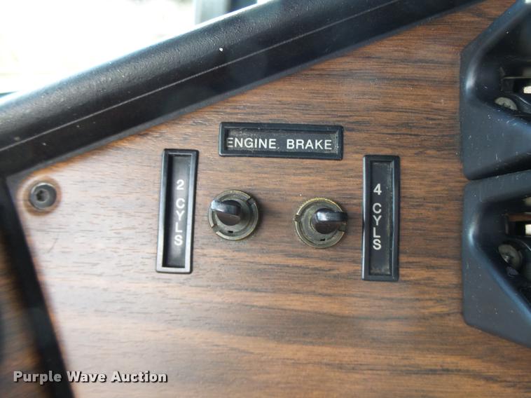 image for item DA3271 1998 Freightliner FLD semi truck