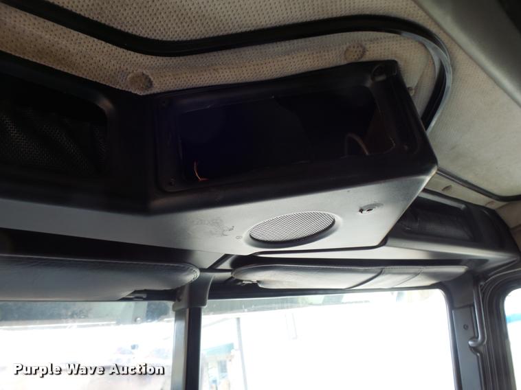 image for item DA3271 1998 Freightliner FLD semi truck