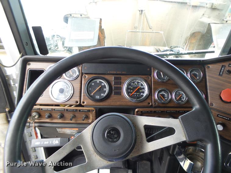 image for item DA3271 1998 Freightliner FLD semi truck