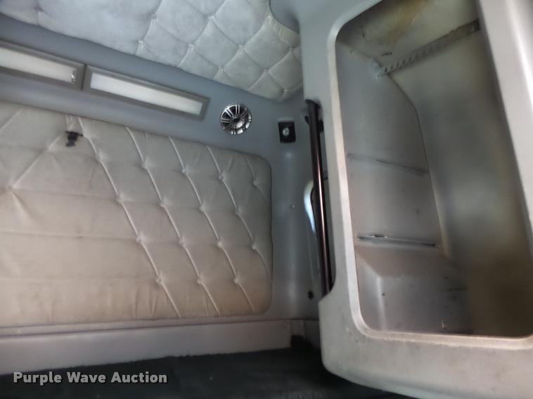 image for item DA3271 1998 Freightliner FLD semi truck