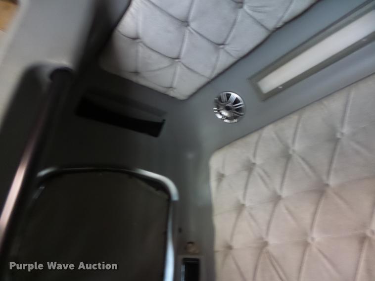 image for item DA3271 1998 Freightliner FLD semi truck