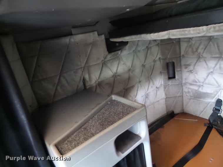 image for item DA3271 1998 Freightliner FLD semi truck