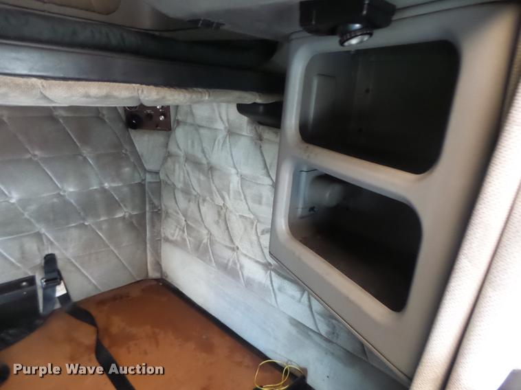 image for item DA3271 1998 Freightliner FLD semi truck