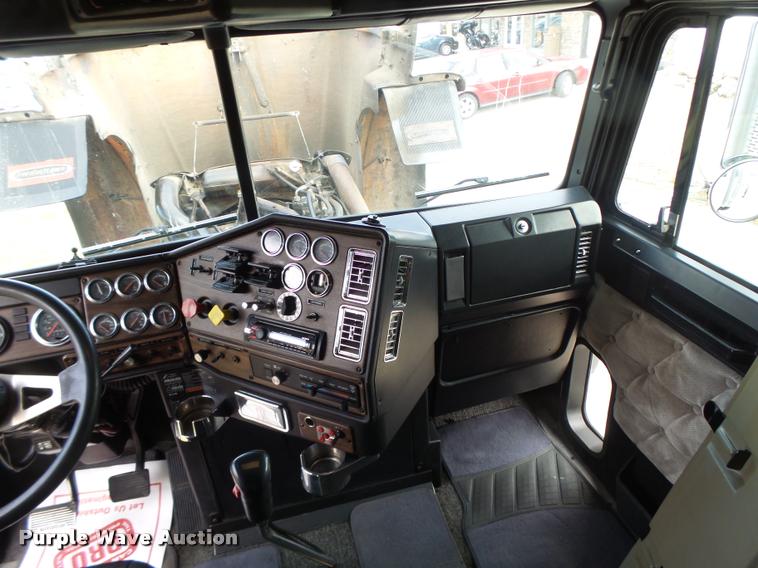 image for item DA3271 1998 Freightliner FLD semi truck