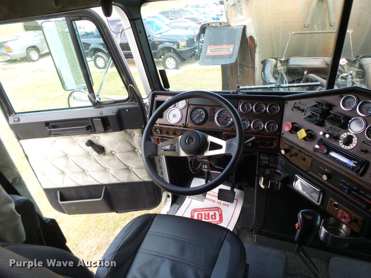 image for item DA3271 1998 Freightliner FLD semi truck