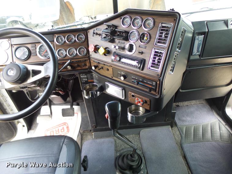 image for item DA3271 1998 Freightliner FLD semi truck