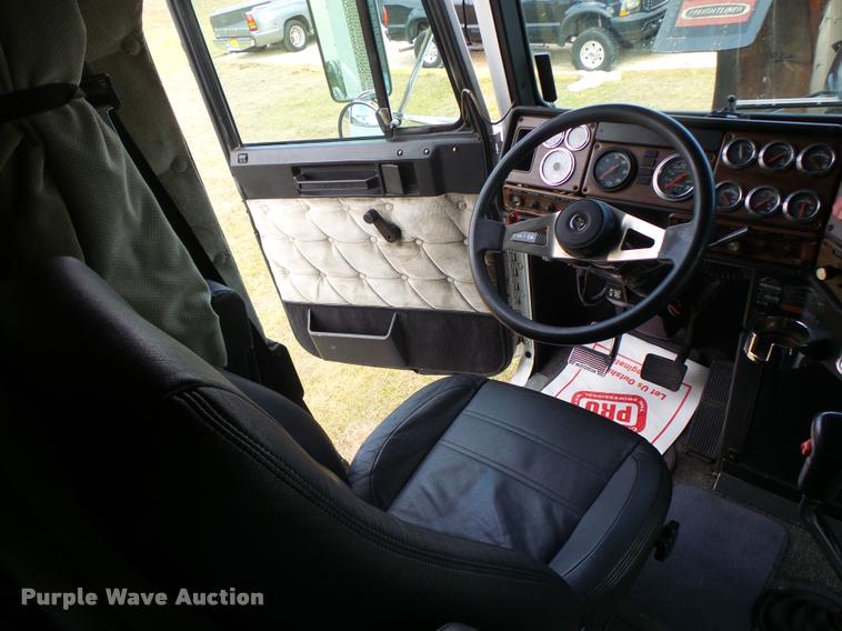 image for item DA3271 1998 Freightliner FLD semi truck