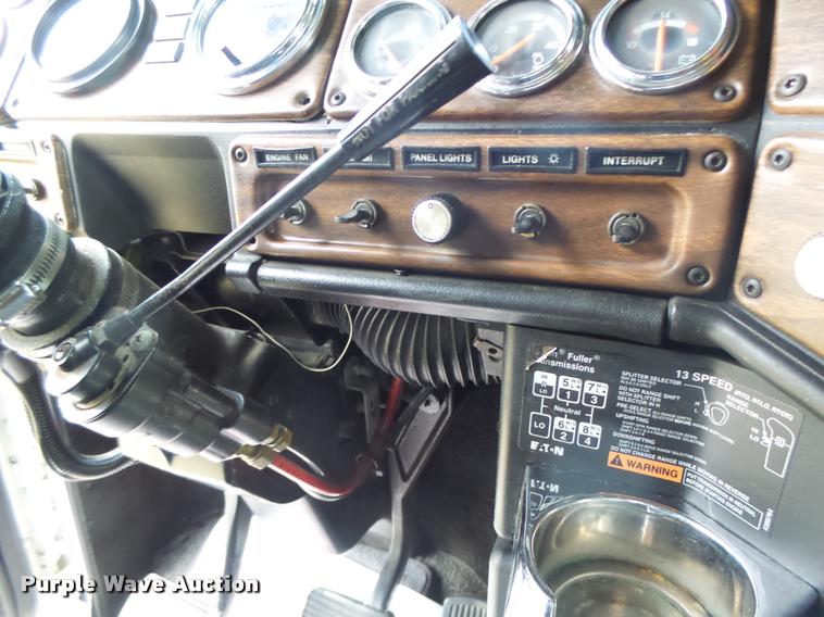 image for item DA3271 1998 Freightliner FLD semi truck