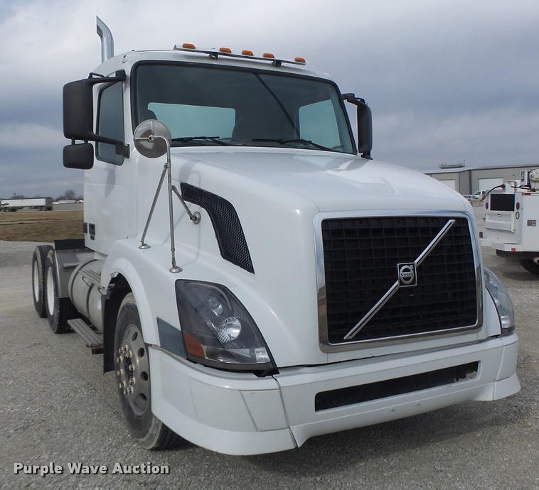 image for item DA3277 2004 Volvo VNL semi truck