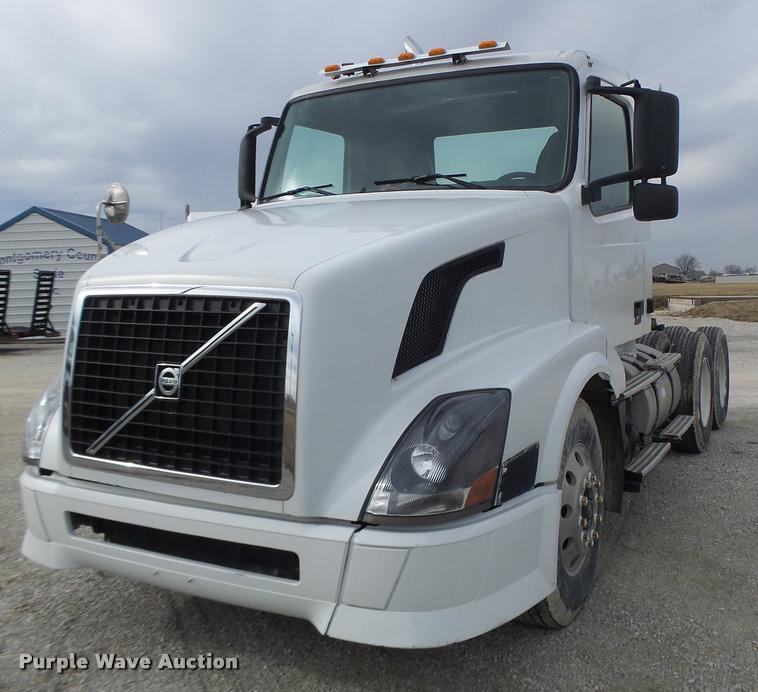 image for item DA3277 2004 Volvo VNL semi truck