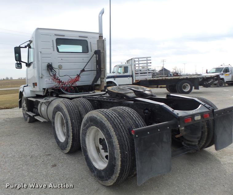 image for item DA3277 2004 Volvo VNL semi truck